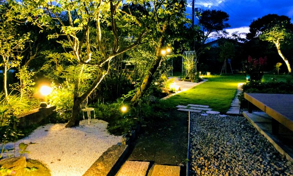 「苔庭」を通り「バラ園」へ。ライティングは、既存の大木を中心に下からライトアップし、ポールライトは足元や庭の細部を照らすタイプのものを設置しました。